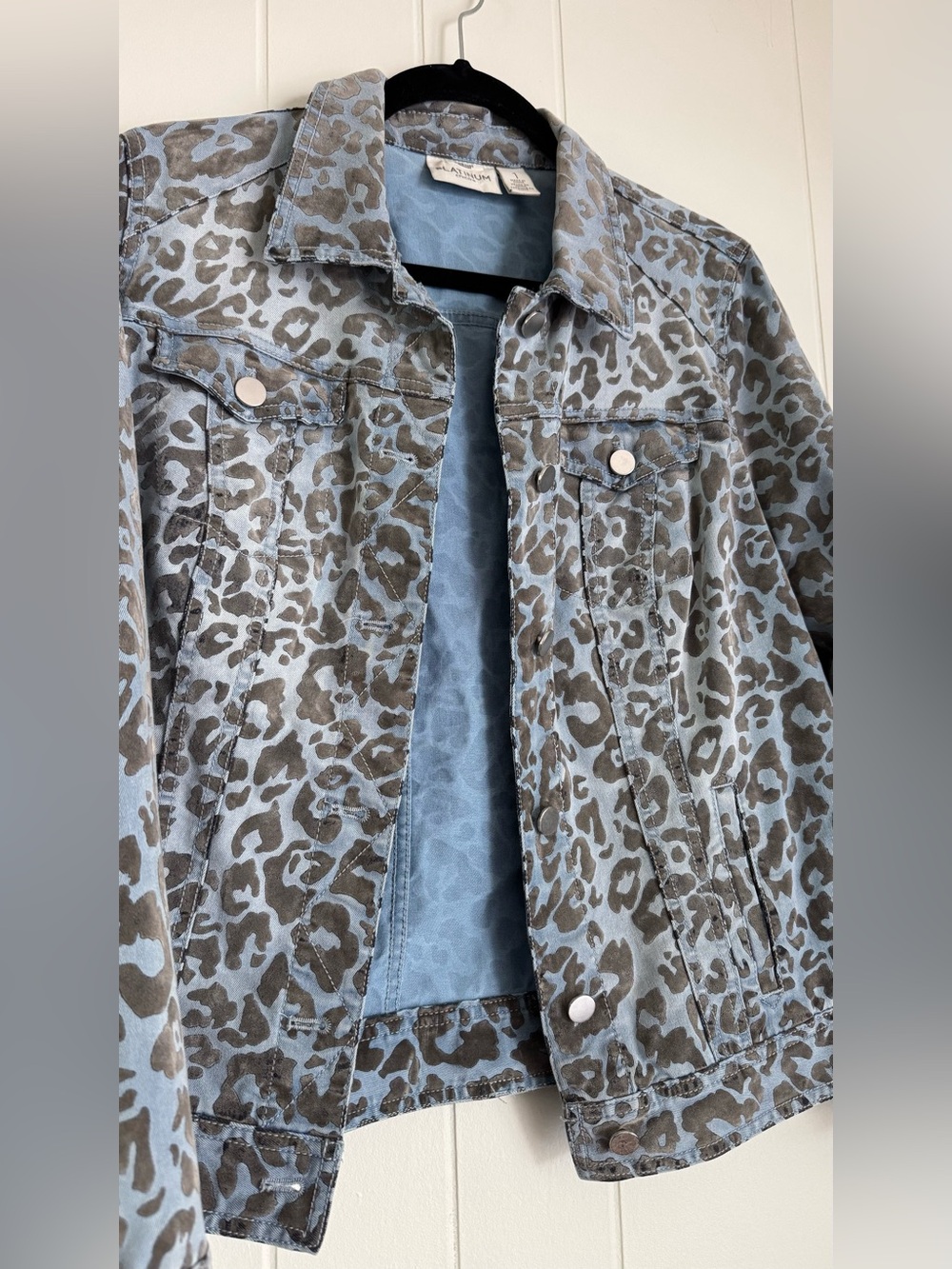 Chico’s Platinum Leopard Print Stretch Denim Jacket Size 1 Gray Taupe